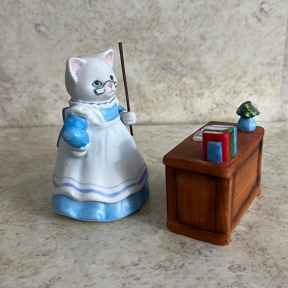 Vintage Schmid Kitty Cucumber Figurine Miss Fish Back to School 1990 - Picture 2 of 6